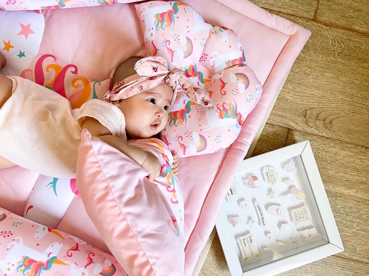 Bayi dengan bedcover set dan headband Emmaninka